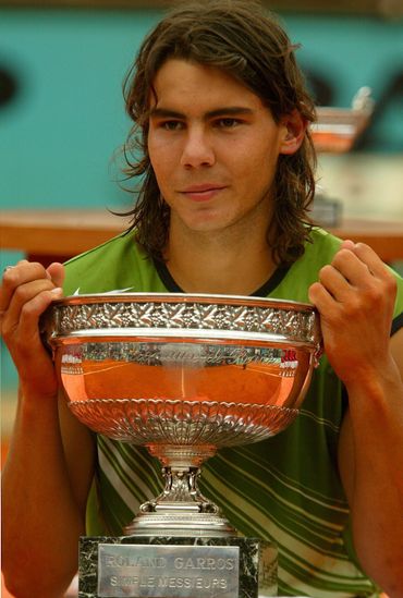 Nadal pose avec son premier trophée Nadal pose avec son premier trophée