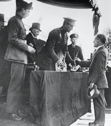 Albert I, roi des Belges, remet son prix olympique à Nedo Nadi Albert I, roi des Belges, remet son prix olympique à Nedo Nadi