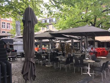 L'image sur les deux places namuroise sera moins colorée lors des beaux jours. Parasols couleur taupe pour tous. L'image sur les deux places namuroise sera moins colorée lors des beaux jours. Parasols couleur taupe pour tous.