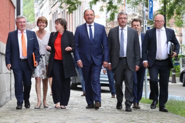 Les ministres qui composeront le gouvernement Borsus sont arrivés au parlement wallon Les ministres qui composeront le gouvernement Borsus sont arrivés au parlement wallon