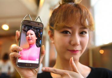 Lee So-Young (Seul-Bee), membre de SixBomb, montre une photo d'elle avant ses opérations de chirurgie esthétique le 16 mars 2017 à Séoul Lee So-Young (Seul-Bee), membre de SixBomb, montre une photo d'elle avant ses opérations de chirurgie esthétique le 16 mars 2017 à Séoul