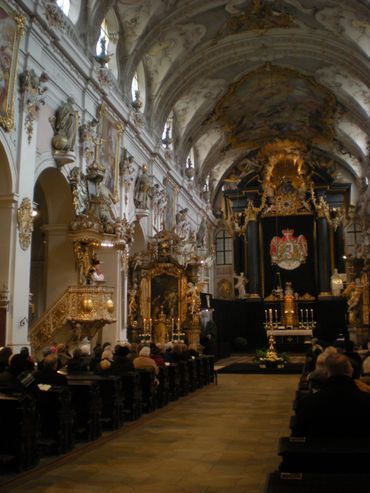 Une vue de la basilique St Emmeram, romane extérieurement, totalement baroque à l’intérieur et drapée de noir pour la messe de requiem en l’honneur des défunts de la famille princière. Une vue de la basilique St Emmeram, romane extérieurement, totalement baroque à l’intérieur et drapée de noir pour la messe de requiem en l’honneur des défunts de la famille princière.
