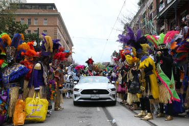 Des membres du club "Zulu" paradent sur l'avenue St. Charles de la Nouvelle-Orléans, le 25 février 2020. Des membres du club "Zulu" paradent sur l'avenue St. Charles de la Nouvelle-Orléans, le 25 février 2020.