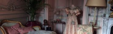 Les chambres elles aussi ont gardé le parfum du passé. Leurs armoires s’ouvrent sur les toilettes et falbalas des dames d’autrefois. Les chambres elles aussi ont gardé le parfum du passé. Leurs armoires s’ouvrent sur les toilettes et falbalas des dames d’autrefois.