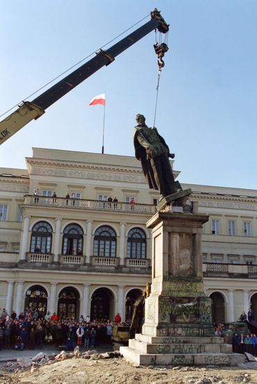 Démontage de la statue de Felix Dzerjinski à Varsovie en 1989 Démontage de la statue de Felix Dzerjinski à Varsovie en 1989