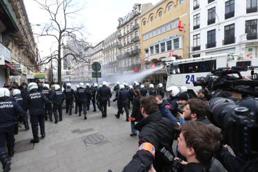 La police repousse les "hooligans" vers la place De Brouckère en faisant usage de l'autopompe. La police repousse les "hooligans" vers la place De Brouckère en faisant usage de l'autopompe.