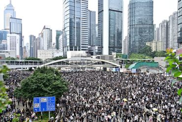 Des milliers de manifestants paralysent Hong Kong, report d'une loi controversée d'extradition vers la Chine Des milliers de manifestants paralysent Hong Kong, report d'une loi controversée d'extradition vers la Chine