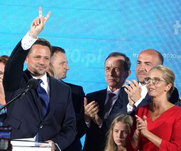 Rafal Trzaskowski, le maire de Varsovie, faisant le signe de la victoire, ce 28 juin 2020 Rafal Trzaskowski, le maire de Varsovie, faisant le signe de la victoire, ce 28 juin 2020