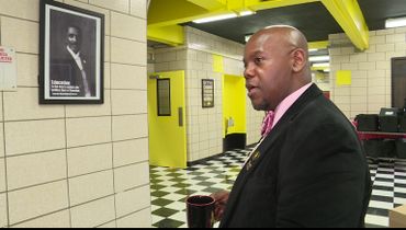 Le directeur de l'école, Rafik Kalam, déambule dans les couloirs de l'école et épingle quelques portraits de grandes figures de l'histoire noire. Ici, Georges Washington Carver, botaniste et agronome de renom qui a permis de régénérer les sols épuisés par la culture de coton au sud des Etats-Unis. Le directeur de l'école, Rafik Kalam, déambule dans les couloirs de l'école et épingle quelques portraits de grandes figures de l'histoire noire. Ici, Georges Washington Carver, botaniste et agronome de renom qui a permis de régénérer les sols épuisés par la culture de coton au sud des Etats-Unis.