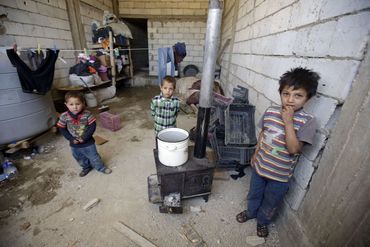 Des enfants syriens dans la vallée de la Bekaa: plus de 700 000 réfugiés syriens sont arrivés au Liban depuis le début du conflit. Leurs conditions de vie deviennent de plus en plus difficiles Des enfants syriens dans la vallée de la Bekaa: plus de 700 000 réfugiés syriens sont arrivés au Liban depuis le début du conflit. Leurs conditions de vie deviennent de plus en plus difficiles