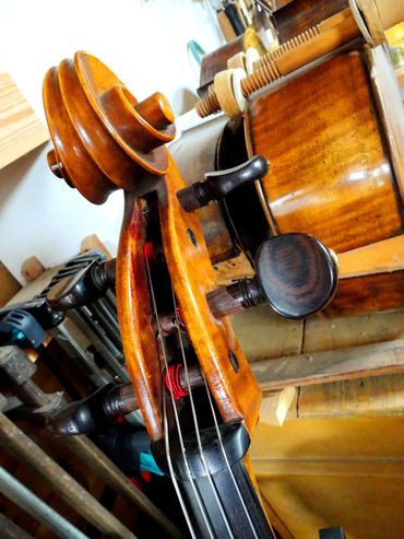 CHEZ LE LUTHIER FRANCOIS LOUANT CHEZ LE LUTHIER FRANCOIS LOUANT