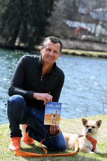 Dion Leonard raconte son incroyable aventure dans un livre intitulé "Gobi et moi". Dion Leonard raconte son incroyable aventure dans un livre intitulé "Gobi et moi".