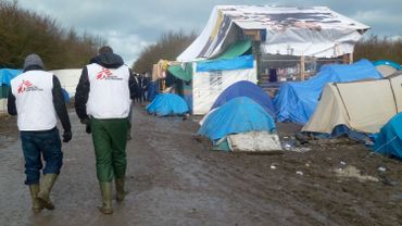 L'équipe de Médecins sans Frontières effectue des rondes fréquentes dans le camp. L'équipe de Médecins sans Frontières effectue des rondes fréquentes dans le camp.