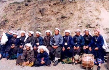 Réunion trente ans après des survivantes de la première action féminine du mouvement Chipko dans le village de Réni en 1974 Réunion trente ans après des survivantes de la première action féminine du mouvement Chipko dans le village de Réni en 1974