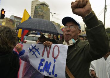 Un manifestant dénonce l'accord conclu en mars avec le Fonds monétaire international (FMI). Un manifestant dénonce l'accord conclu en mars avec le Fonds monétaire international (FMI).