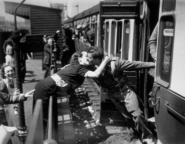 Baiser de retrouvailles pour ce soldat britannique de retour auprès de son amour. Baiser de retrouvailles pour ce soldat britannique de retour auprès de son amour.