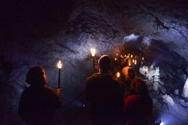 Partez en exploration dans les salles abandonnées de la Grotte de Han pendant les "Visites à l’Han-cienne". Au programme de ce parcours aventure, des rencontres avec des personnages de la Belle Epoque. Partez en exploration dans les salles abandonnées de la Grotte de Han pendant les "Visites à l’Han-cienne". Au programme de ce parcours aventure, des rencontres avec des personnages de la Belle Epoque.