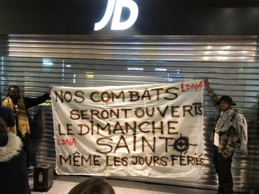 Liège: des dizaines de personnes manifestent devant le magasin JD Sports de Médiacité Liège: des dizaines de personnes manifestent devant le magasin JD Sports de Médiacité