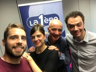 Le plateau de l'émission de ce dimanche, de gauche à droite : notre chroniqueur Milan Berckmans, la réalisatrice Yasmina Benadri, votre cher animateur Adrien Joveneau et l'humoriste Richard Ruben Le plateau de l'émission de ce dimanche, de gauche à droite : notre chroniqueur Milan Berckmans, la réalisatrice Yasmina Benadri, votre cher animateur Adrien Joveneau et l'humoriste Richard Ruben