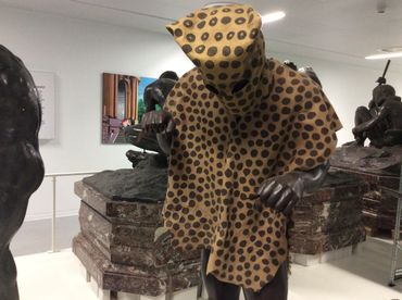 L'homme-léopard au dépôt des sculptures L'homme-léopard au dépôt des sculptures