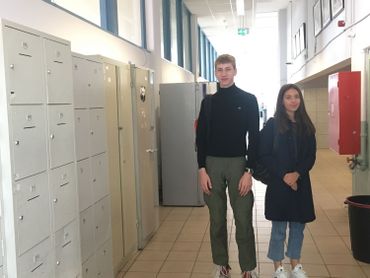 Laura et Maxime utilisent régulièrement leurs smartphone pendant le cours. Laura et Maxime utilisent régulièrement leurs smartphone pendant le cours.