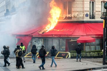 Manifestation de "gilets jaunes" en France: heurts sur les Champs-Elysées, le Fouquet's saccagé (vidéos) Manifestation de "gilets jaunes" en France: heurts sur les Champs-Elysées, le Fouquet's saccagé (vidéos)