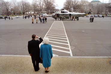 George et Barbara Bush regardent partir le couple Reagan, le 20 janvier 1989 George et Barbara Bush regardent partir le couple Reagan, le 20 janvier 1989