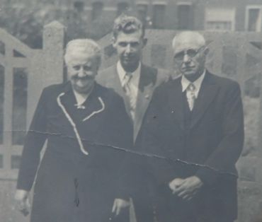 A droite de l’image, Omer, l’arrière-grand-père de Pascal. C’est lui qui a eu l’idée de faire du vin de tomate en 1938 A droite de l’image, Omer, l’arrière-grand-père de Pascal. C’est lui qui a eu l’idée de faire du vin de tomate en 1938