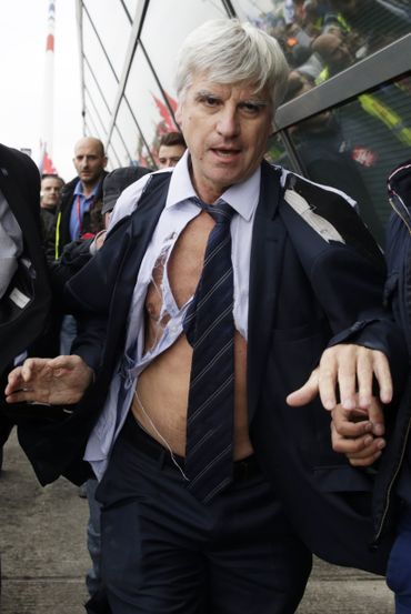 Pierre Plissonnier, directeur d'Air France, la chemise en lambeaux Pierre Plissonnier, directeur d'Air France, la chemise en lambeaux