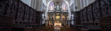 Contrastant avec les lignes dépouillées de l’architecture romane, la décoration intérieure, de parure essentiellement renaissance et baroque, est de grande qualité Contrastant avec les lignes dépouillées de l’architecture romane, la décoration intérieure, de parure essentiellement renaissance et baroque, est de grande qualité
