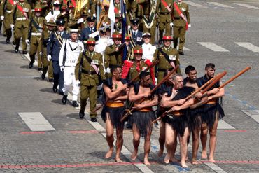 Défilé du 14 juillet en France: des maoris parmi les 3 000 soldats du défilé Défilé du 14 juillet en France: des maoris parmi les 3 000 soldats du défilé