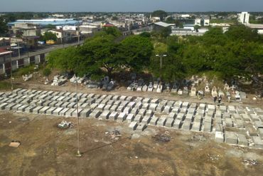 Vue aérienne de nouvelles tombes au cimetière Maria Canals à la périphérie de Guayaquil, Équateur, le 12 avril 2020, alors que le nombre de décès augmentait en raison des infections à COVID-19
Vue aérienne de nouvelles tombes au cimetière Maria Canals à la périphérie de Guayaquil, Équateur, le 12 avril 2020, alors que le nombre de décès augmentait en raison des infections à COVID-19