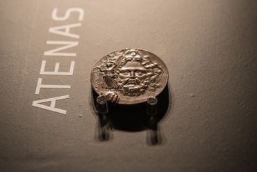 La médaille, en argent, offerte aux champions olympiques des Jeux d'Athènes, en 1896 La médaille, en argent, offerte aux champions olympiques des Jeux d'Athènes, en 1896