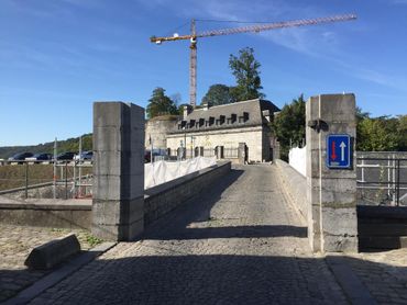Les cyclistes et les piétons auront, eux, le droit d'emprunter le pont. Les cyclistes et les piétons auront, eux, le droit d'emprunter le pont.