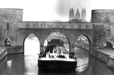 L'Escaut traverse la ville de Tournai, et passe sous le fameux pont des Trous (photo de 1981) L'Escaut traverse la ville de Tournai, et passe sous le fameux pont des Trous (photo de 1981)