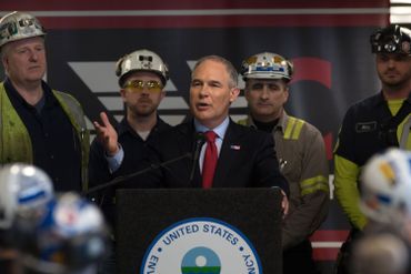 Scott Pruitt, responsable de l'Ecologie dans l'équipe Trump est un climato-sceptique favorable au pétrole et au charbon. (ici en visite à la mine de Pennsylvania Coal). Scott Pruitt, responsable de l'Ecologie dans l'équipe Trump est un climato-sceptique favorable au pétrole et au charbon. (ici en visite à la mine de Pennsylvania Coal).