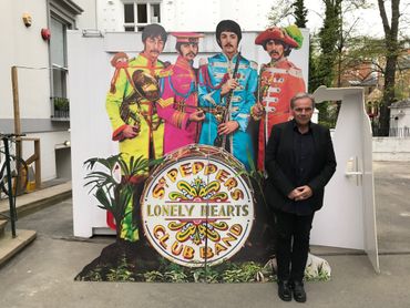 Marc Ysaye à l'entrée d'Abbey Road pour l'écoute privée de la réédition anniversaire de Sgt Pepper Marc Ysaye à l'entrée d'Abbey Road pour l'écoute privée de la réédition anniversaire de Sgt Pepper