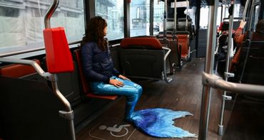 Performance d’Anna Raimondo dans l’espace public dans le cadre de sa création vidéo « Mi Porti al Mar ? » Performance d’Anna Raimondo dans l’espace public dans le cadre de sa création vidéo « Mi Porti al Mar ? »