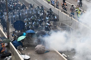 Hong Kong: affrontements entre police et manifestants qui tentent d'atteindre le Parlement Hong Kong: affrontements entre police et manifestants qui tentent d'atteindre le Parlement