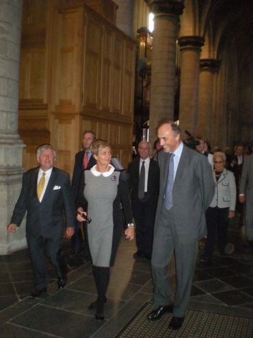 Les princes s’avancent dans le bas-côté de l’église du Sablon, en direction de la chapelle Sainte-Ursule, abritant les tombes d’une partie de la famille Tour et Taxis. Les princes s’avancent dans le bas-côté de l’église du Sablon, en direction de la chapelle Sainte-Ursule, abritant les tombes d’une partie de la famille Tour et Taxis.
