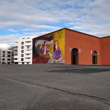 Première des deux fresques : deux élèves déconstruisent le mur Première des deux fresques : deux élèves déconstruisent le mur