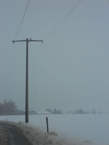 Le poids de la neige a fait tomber les fils électriques Le poids de la neige a fait tomber les fils électriques