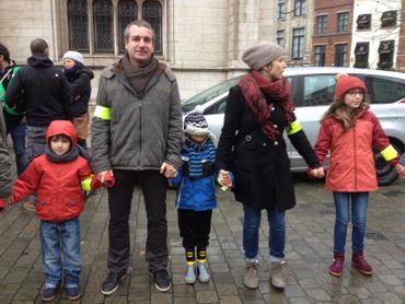 Ce dimanche midi, à Bruxelles, une chaîne humaine de près d'un kilomètre relie la Bourse au Palais de Justice, en passant par la Grand Place. Ce dimanche midi, à Bruxelles, une chaîne humaine de près d'un kilomètre relie la Bourse au Palais de Justice, en passant par la Grand Place.