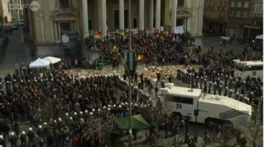 Hommages aux victimes des attentats à Bruxelles: des fauteurs de trouble gâchent le rassemblement Hommages aux victimes des attentats à Bruxelles: des fauteurs de trouble gâchent le rassemblement