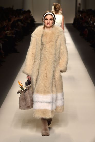De la fourrure de la tête aux pieds chez Fendi - Collection prêt-à-porter automne-hiver 2015-2016 De la fourrure de la tête aux pieds chez Fendi - Collection prêt-à-porter automne-hiver 2015-2016
