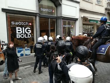 Des « gilets jaunes » arrêtés après avoir pénétré dans un magasin près de la Grand-Place Des « gilets jaunes » arrêtés après avoir pénétré dans un magasin près de la Grand-Place