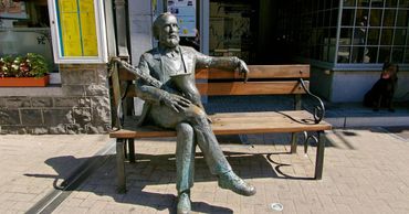 La Maison de Monsieur Sax, situé dans un immeuble sur le lieu même où naquit Adolphe Sax le 6 novembre 1814. La Maison de Monsieur Sax, situé dans un immeuble sur le lieu même où naquit Adolphe Sax le 6 novembre 1814.
