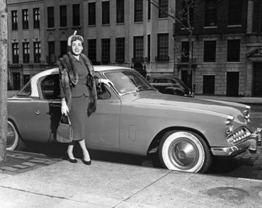 Une femme devant une Studebaker, symbole de l'industrie florissante de South Bend pendant des décennies. Une femme devant une Studebaker, symbole de l'industrie florissante de South Bend pendant des décennies.