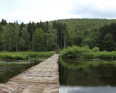 Ce pont rustique ne peut servir qu'en période d'étiage, aussi est-il démonté à la fin de l'été et reconstitué au printemps suivant Ce pont rustique ne peut servir qu'en période d'étiage, aussi est-il démonté à la fin de l'été et reconstitué au printemps suivant