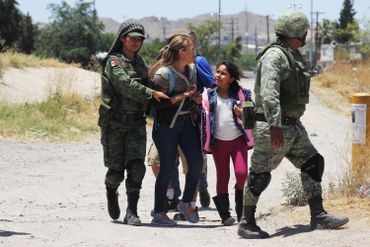Une fillette et une femme arrêtées par des membres lourdement armés de la Garde nationale Une fillette et une femme arrêtées par des membres lourdement armés de la Garde nationale